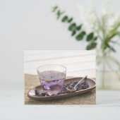 Der Mallow Kräutertee, den eine Glastasse enthält, Postkarte (Stehend Vorderseite)