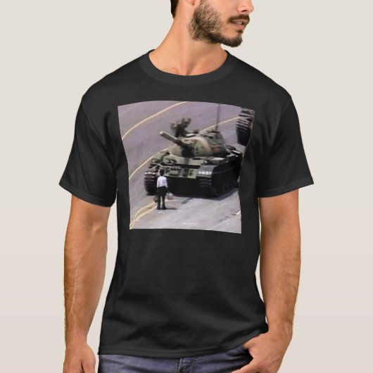 Der Mann gegen den klassischen Panzer-T - Shirt (Vorderseite)
