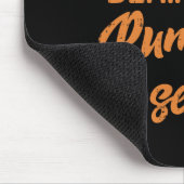 Der Mann hinter dem Kürbisgefühl Halloweenschwange Mousepad (Ecke)