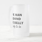 Der Mann hinter der Bauchbier-Tasse, damit der Mattglas Bierglas (Vorderseite Links)