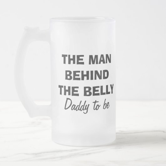 Der Mann hinter der Bauchbier-Tasse, damit der Mattglas Bierglas (Links)