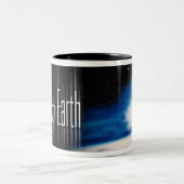 Der Mann von der Erddesigner-Kaffee-Tasse Zweifarbige Tasse (Mittel)