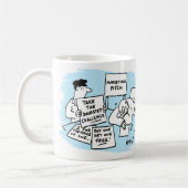 Der Marketing Manager wird auf einem Verkaufspunkt Kaffeetasse (Links)