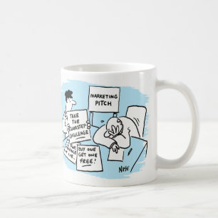 Der Marketing Manager wird auf einem Verkaufspunkt Kaffeetasse