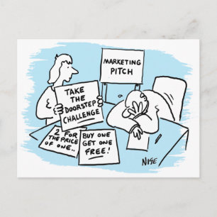 Der Marketing Manager wird auf einem Verkaufspunkt Postkarte