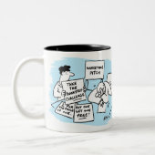 Der Marketing Manager wird auf einem Verkaufspunkt Zweifarbige Tasse (Links)