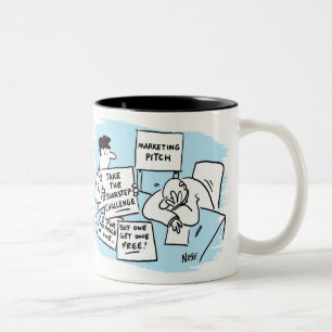 Der Marketing Manager wird auf einem Verkaufspunkt Zweifarbige Tasse