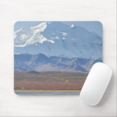 Der McKinley thront hinter einem Camper und seinem Mousepad (Mit Mouse)