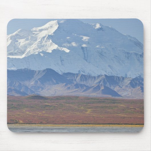 Der McKinley thront hinter einem Camper und seinem Mousepad (Vorne)