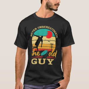 Der Mens Disk Golf unterschätzt den alten Typ nie T-Shirt