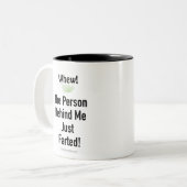 Der Mensch hinter mir ist gerade festgefahren. Zweifarbige Tasse (Vorderseite Links)