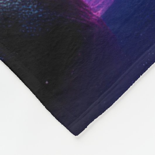 Der Mensch im Fliegenrub hebt Waffen nach oben Fleecedecke (Ecke)