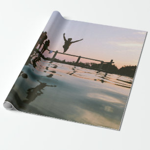 Der Mensch springt mitten in die Luft auf dem Wass Geschenkpapier