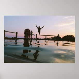 Der Mensch springt mitten in die Luft auf dem Wass Poster