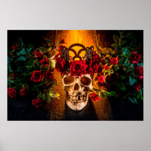 Der menschliche Schädel auf dem schwarzen Tisch li Poster