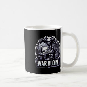 Der Minimalistische Kriegsraum konzentriert sich a Kaffeetasse