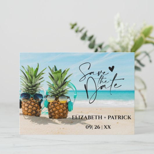 Der minimalistische, tropische Strand Save The Date (Stehend Vorderseite)