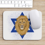 Der moderne Löwe von Juda . Davidstern Mousepad<br><div class="desc">Dieses moderne Mouse-Pad verfügt über einen handgemalten Löwen von Judah,  mit dem Stern von David im Hintergrund. Ein strukturiertes blaues Spritzer-Design über dem Weiß verleiht dem Ganzen einen neuen Look. *Kunstwerk exklusiv erstellt von Tracey Khalei / Orabella Prints.</div>