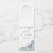 Der moderne Strand Seashells Lilac und Dusty Blue Flaschenanhänger (Vorderseite)