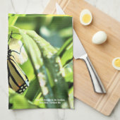 Der Monarch Emerge im Garten Geschirrtuch (Viertel Falte)