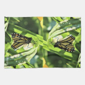 Der Monarch Emerge im Garten Geschirrtuch (Horizontal)