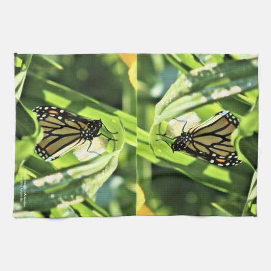 Der Monarch Emerge im Garten Geschirrtuch (Horizontal)