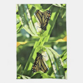 Der Monarch Emerge im Garten Geschirrtuch (Vertikal)
