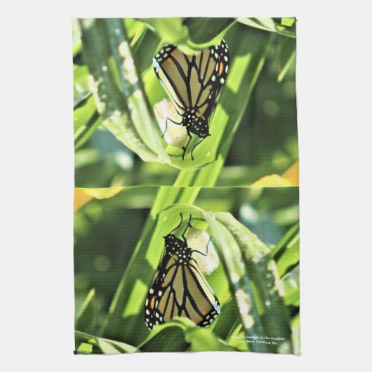 Der Monarch Emerge im Garten Geschirrtuch (Vertikal)