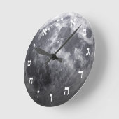 Der Mond - 3D-Effekt - hebräische Blockschrift Runde Wanduhr (Winkel)