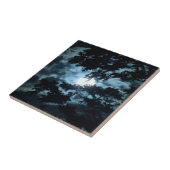 Der Mond beleuchtet die Nacht hinter Baumzweigen Fliese (Seite)