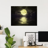 Der Mond, der auf dem Wasser reflektiert Poster (Heimbüro)
