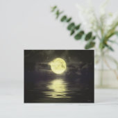 Der Mond, der auf dem Wasser reflektiert Postkarte (Stehend Vorderseite)