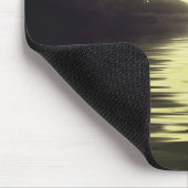 Der Mond, der über das Wasser nachdenkt Mousepad (Ecke)