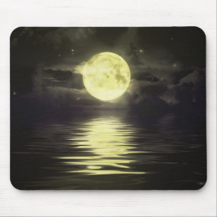 Der Mond, der über das Wasser nachdenkt Mousepad