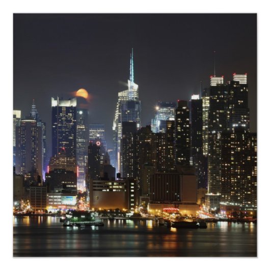 Der Mond erhebt sich über der Innenstadt New Yorks Poster (Vorderseite)