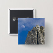 Der Mond erhebt sich und scheint durch die Wolken Button (Vorne & Hinten)