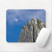 Der Mond erhebt sich und scheint durch die Wolken Mousepad (Mit Mouse)