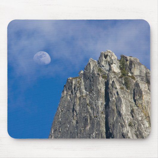 Der Mond erhebt sich und scheint durch die Wolken Mousepad (Vorne)