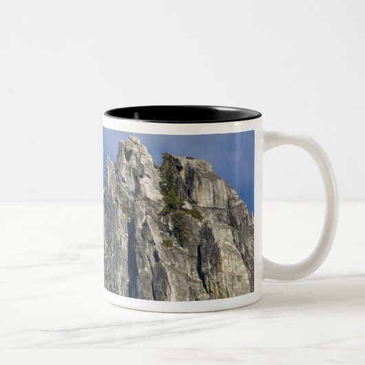 Der Mond erhebt sich und scheint durch die Wolken Zweifarbige Tasse (Rechts)