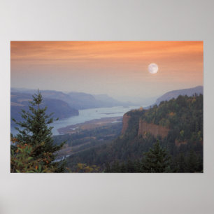 Der Mond hängt am Himmel über dem Vista Poster