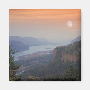 Der Mond hängt am Himmel über der Vista Magnet