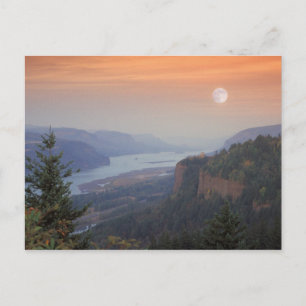 Der Mond hängt am Himmel über der Vista Postkarte