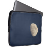 Der Mond im frühen Abend Laptopschutzhülle (Vorne Rechts)
