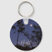 Der Mond nachts in einem Schlüsselanhänger im Wald (Vorderseite)