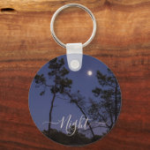 Der Mond nachts in einem Schlüsselanhänger im Wald (Vorderseite)