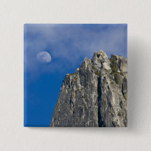 Der Mond steigt auf und scheint durch die Wolken Button