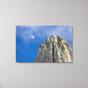 Der Mond steigt auf und scheint durch die Wolken Leinwanddruck