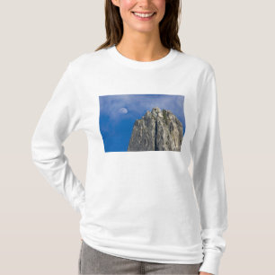 Der Mond steigt auf und scheint durch die Wolken T-Shirt