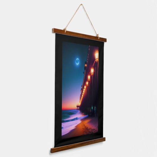 Der mondbeleuchtete Pier Wandteppich Mit Holzrahmen (Gewinkelt)