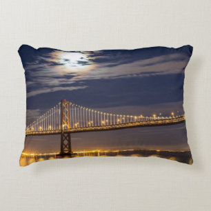 Der Moonrise heute Abend über der Bucht-Brücke Zierkissen